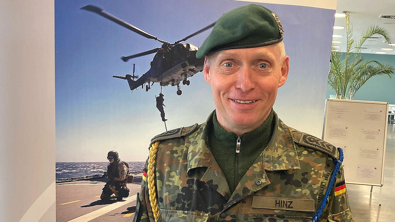 Mit Oberstabsfeldwebel Gerald Hinz wurde der bisherige Vorsitzende in seinem Mandat bestätigt. Foto: DBwV/Trump