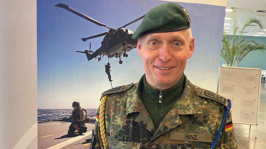 Mit Oberstabsfeldwebel Gerald Hinz wurde der bisherige Vorsitzende in seinem Mandat bestätigt. Foto: DBwV/Trump