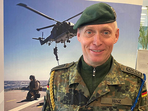 Mit Oberstabsfeldwebel Gerald Hinz wurde der bisherige Vorsitzende in seinem Mandat bestätigt. Foto: DBwV/Trump