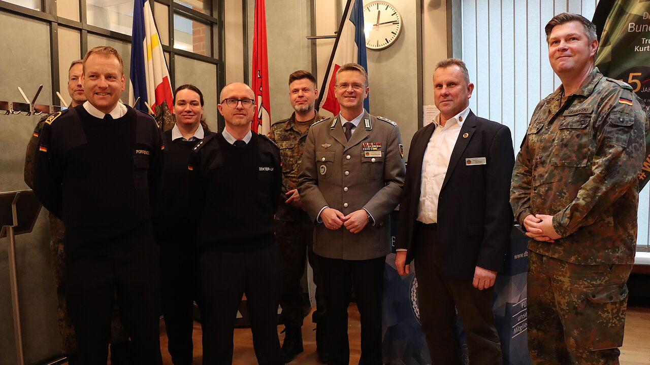 Oberst André Wüstner (3. von rechts) im Kreis von Mandatsträgern. Foto: DBwV