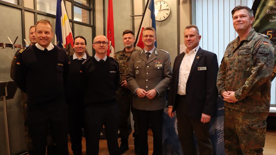 Oberst André Wüstner (3. von rechts) im Kreis von Mandatsträgern. Foto: DBwV