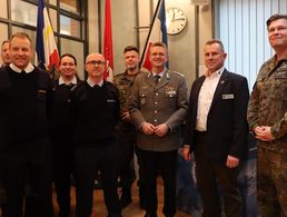 Oberst André Wüstner (3. von rechts) im Kreis von Mandatsträgern. Foto: DBwV