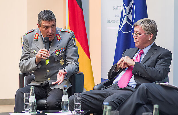 Brigadegeneral Markus Laubenthal (l.) und der Wehrbeauftragte Hans-Peter Bartels. Foto: Y.Bombeke