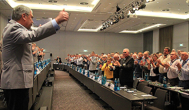 Das Plenum verabschiedet den Bundesvorsitzenden mit tosendem Applaus.