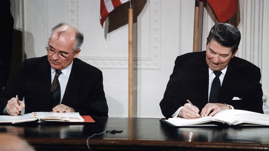 US-Präsident Ronald Reagan (r.) und der sowjetische Generalsekretär Michail Gorbatschow unterzeichnen den INF-Vertrag im Weißen Haus, 8. Dezember 1987. Jetzt läuft der Vertrag aus. Foto: Ronald Reagan Presidential Library