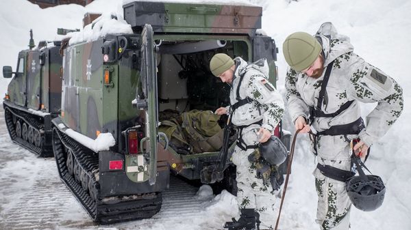 Soldaten des Gebirgsjägerbataillons 232 aus Bischofswiesen bereiten sich auf den Einsatz auf den Dächern vor. Foto: DBwV/Bombeke