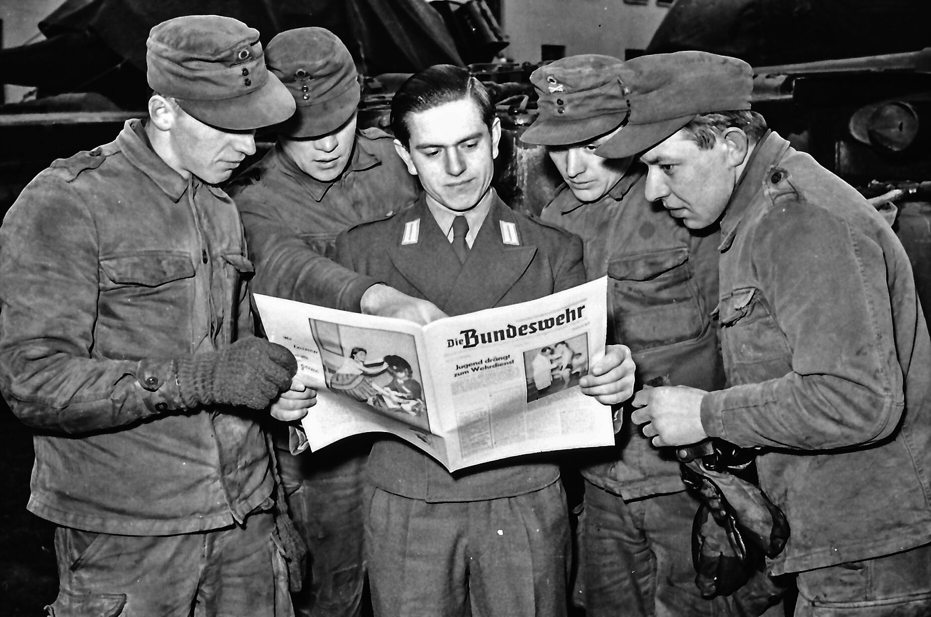Soldaten lesen eine Ausgabe von "Die Bundeswehr" im Jahr 1957. Foto: DBwV