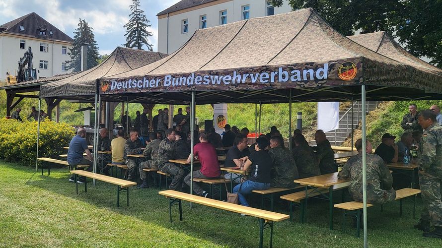 Den Schatten des Veranstaltungsgeländes sowie der neuen DBwV-Pavillons nutzten die Besucher des Standortgrillens gerne, um sich darin bei guten Essen und kühlen Getränken miteinander auszutauschen. Foto: Hans-Jürgen Hoffmann