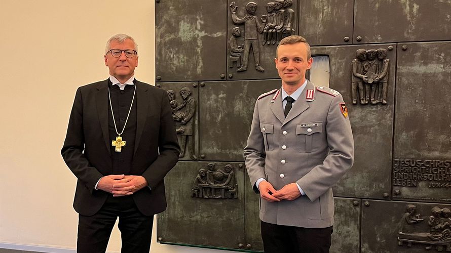 Militärbischof Dr. Bernhard Felmberg (l.) und Oberstleutnant i.G. Marcel Bohnert fordern stärkere Impulse in der Veteranenpolitik. Foto: Thorsten Kirschner