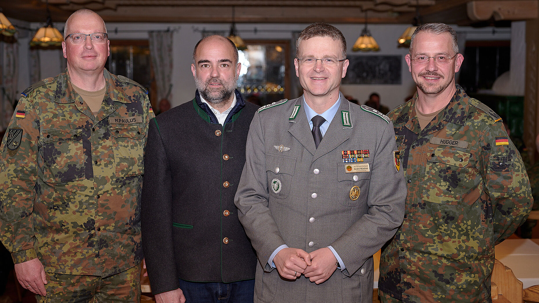 Beim Kameradschaftsabend: Kommandeur GebVersBtl 8 - Oberstleutnant Martin Paulus (v.l.), Bürgermeister Schwangau - Stefan Rinke, Oberst André Wüstner, Kommandeur GebAufklBtl 230 - Oberstleutnant Alfred Hugger. Foto: Ingo Kaminsky
