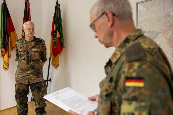 Kommandeur Oberst Thomas Köhring verliest bei der Auszeichnung von Oberstleutnant Dr. Immo Garrn mit der Verdienstnadel in Gold den Dank des Bundesvorsitzenden des DBwV. Fotos: Dittrich, LKdo BW