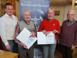 Bezirksvorsitzender Christian Schleicher (v.l.) und die langjährigen Mitglieder Stabsfeldwebel a.D. Winfried Bissinger und Oberstleutnant a.D. Heinz Härtl sowie KERH-Vorsitzender Norbert Frühwald. Foto: Bernhard Seiberl