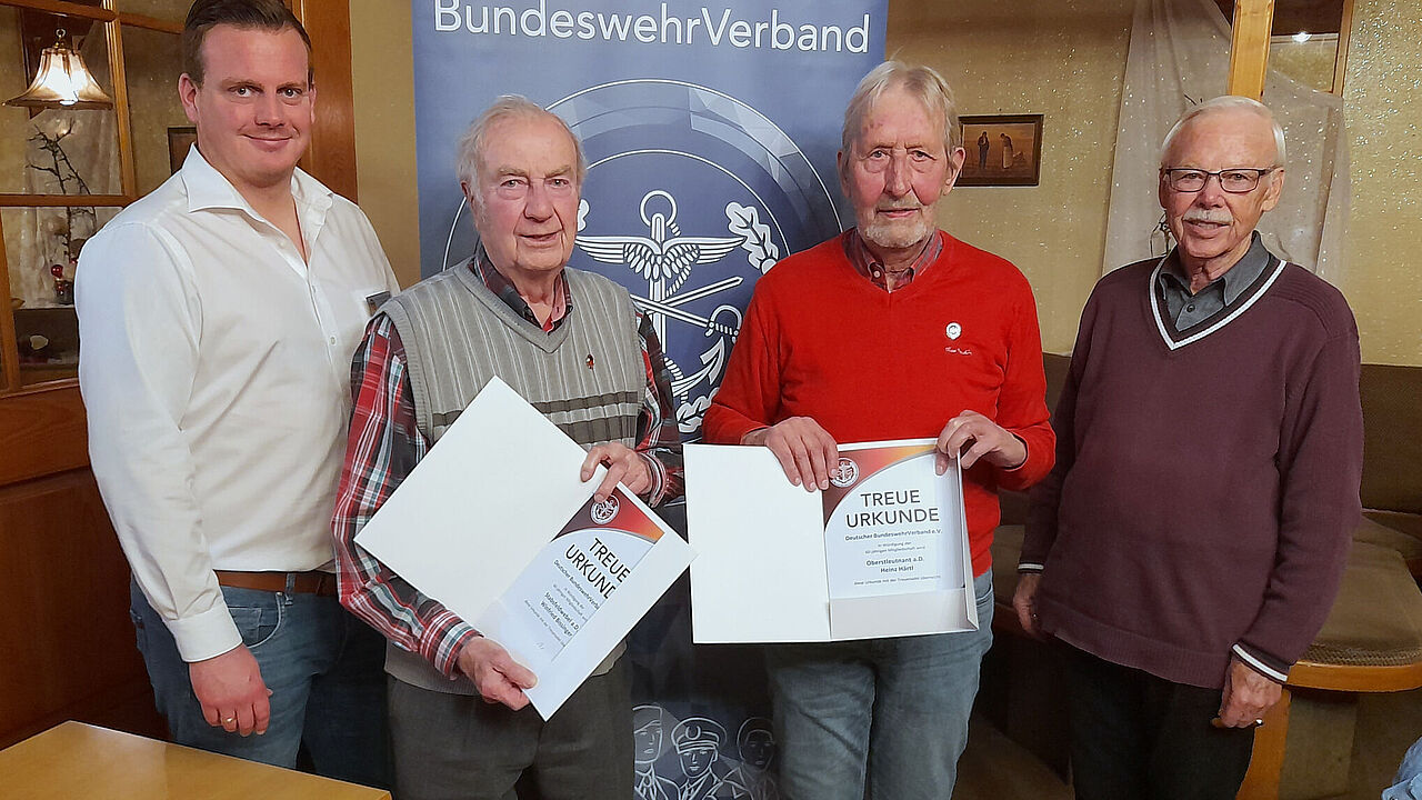Bezirksvorsitzender Christian Schleicher (v.l.) und die langjährigen Mitglieder Stabsfeldwebel a.D. Winfried Bissinger und Oberstleutnant a.D. Heinz Härtl sowie KERH-Vorsitzender Norbert Frühwald. Foto: Bernhard Seiberl