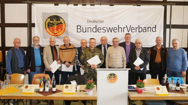 Vorsitzender Karlheinz Buld (v.l.) mit den geehrten Mitgliedern Werner Lottes-Stern, Reinhold Klein, Peter Sörgel, Joachim Aschmoneit, Matthias G., Karl Heinz Rohatsch, Horst Dietrich und Werner Seyer. Fotos: Peter Vietze