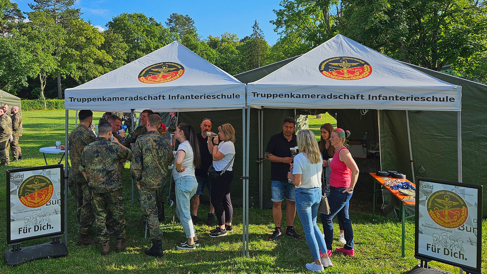 Am Infostand der TruKa Infanterieschule trafen sich Teilnehmer des Sommerfestes und des Tages der Infanterie zu Gesprächen mit Mandatsträgern des DBwV. Fotos: TruKa InfS