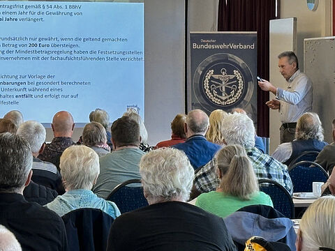 Sozialberater RA Dipl. Verwaltungswirt Jürgen Kilian stellte bei der Mitgliederversammlung der KERH Neckarzimmern die Beratungs- und Leistungsangebote des Sozialdienstes für Ehemalige vor. Foto: Anette Bopp