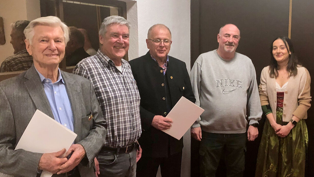 KERH-Vorsitzender Sepp Münichsdorfer (2.von links) erhielt Unterstützung von seiner Nichte Magdalena Schopp bei der Ehrung der langjährigen Mitglieder der KERH Landshut, Dingolfing-Landau und westliches Rottal-Inn Hauptmann a.D. Wolfgang Otto (1.von links) und Oberstleutnant a.D. Anton Eisner. Foto: Sepp Münichsdorfer