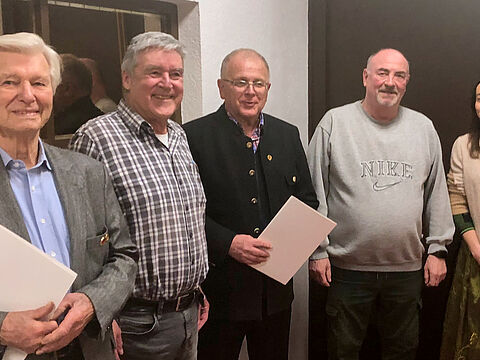 KERH-Vorsitzender Sepp Münichsdorfer (2.von links) erhielt Unterstützung von seiner Nichte Magdalena Schopp bei der Ehrung der langjährigen Mitglieder der KERH Landshut, Dingolfing-Landau und westliches Rottal-Inn Hauptmann a.D. Wolfgang Otto (1.von links) und Oberstleutnant a.D. Anton Eisner. Foto: Sepp Münichsdorfer