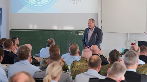 Landesvorsitzender Oberstleutnant a.D. Josef Rauch diskutierte sicherheits- und verteidigungspolitische Positionen des DBwV. Foto: DBwV/Ingo Kaminsky