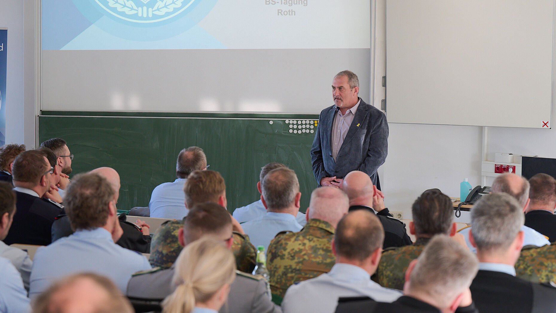 Landesvorsitzender Oberstleutnant a.D. Josef Rauch diskutierte sicherheits- und verteidigungspolitische Positionen des DBwV. Foto: DBwV/Ingo Kaminsky