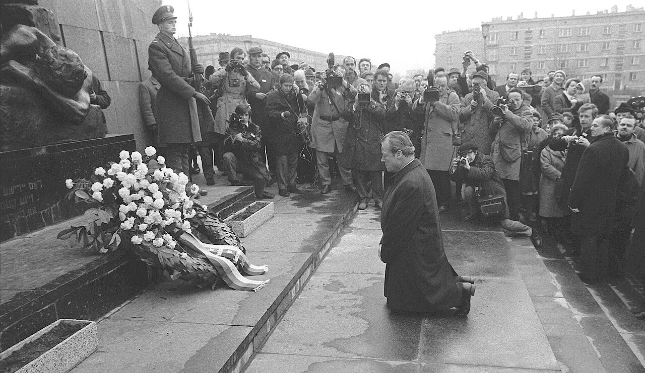 Der Kniefall von Bundeskanzler Willy Brandt bei der Kranzniederlegung am Ghetto-Ehrenmal in Warschau am 7. Dezember 1970. Foto: picture alliance/Sven Simon