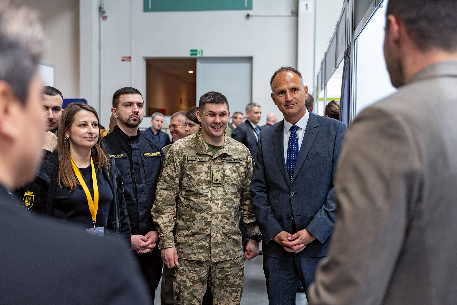 André Denk (zweiter von rechts) beim Treffen mit ukrainischen Soldaten und Militärexperten bei dem „European Defence Innovation Days“ in Krakau/Polen im Frühjahr 2025. Foto: EDA