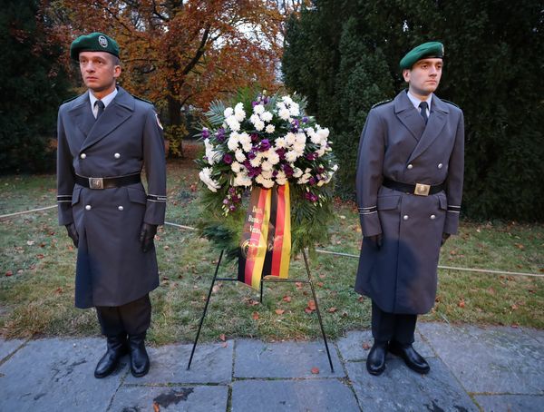 Ein Gedenkkranz des DBwV auf dem Friedhof Lilienthal in Berlin. Foto: DBwV/Yann Bombeke