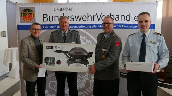 Von links: Hauptgewinner Manfred Lidl mit dem Landesvorsitzenden Thomas Behr, Hannes Dreier und Ralf Kapelle. Foto: DBwV