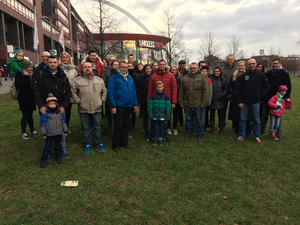Einsatzsoldatinnen und -soldaten sowie ihre Familien beim Spiel der Kölner Haie