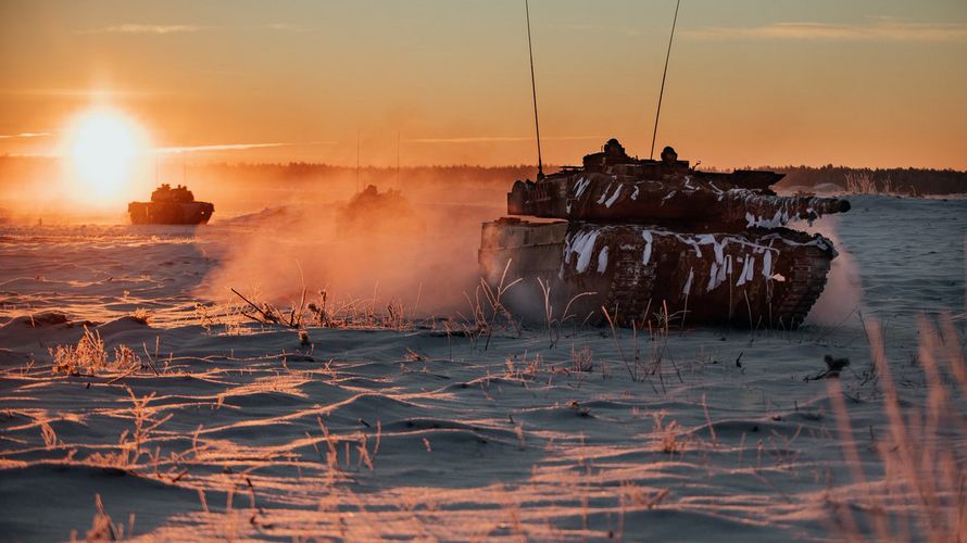 Deutsche Kampfpanzer Leopard 2 im litauischen Winter: Seit fünf Jahren demonstriert die NATO im Baltikum Geschlossenheit. Foto: NATO eFP Battlegroup Lithuania/Twitter