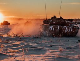 Deutsche Kampfpanzer Leopard 2 im litauischen Winter: Seit fünf Jahren demonstriert die NATO im Baltikum Geschlossenheit. Foto: NATO eFP Battlegroup Lithuania/Twitter