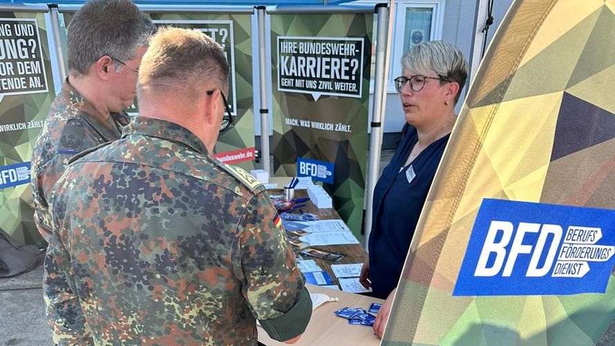 Soldaten konnten sich unter anderem am Stand des Berufsförderungsdienstes (BFD) des Karrierecenters der Bundeswehr Kiel über den Job-Service, zukünftige Eingliederungshilfen sowie Fördermöglichkeiten informieren. Foto: BFD