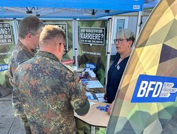 Soldaten konnten sich unter anderem am Stand des Berufsförderungsdienstes (BFD) des Karrierecenters der Bundeswehr Kiel über den Job-Service, zukünftige Eingliederungshilfen sowie Fördermöglichkeiten informieren. Foto: BFD