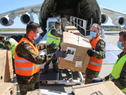 Soldaten entladen die Antonow AN-225 auf dem Flughafen Leipzig/Halle. Foto: Bundeswehr/Weinrich
