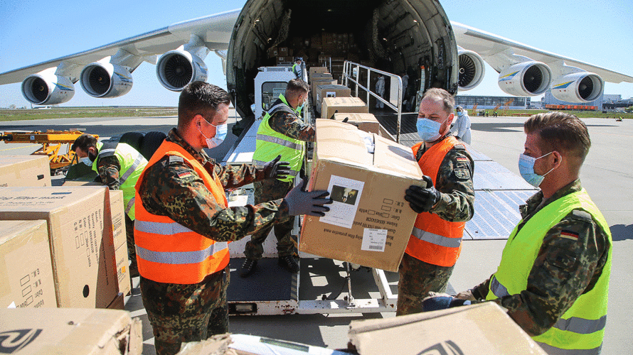 Soldaten entladen die Antonow AN-225 auf dem Flughafen Leipzig/Halle. Foto: Bundeswehr/Weinrich