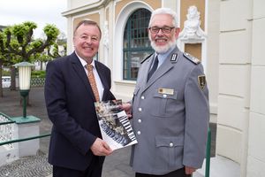 Der Landesvorsitzende (r.) und der Landrat des Kreises Ahrweiler, Jürgen Pföhler Foto: DBwV/Bombeke