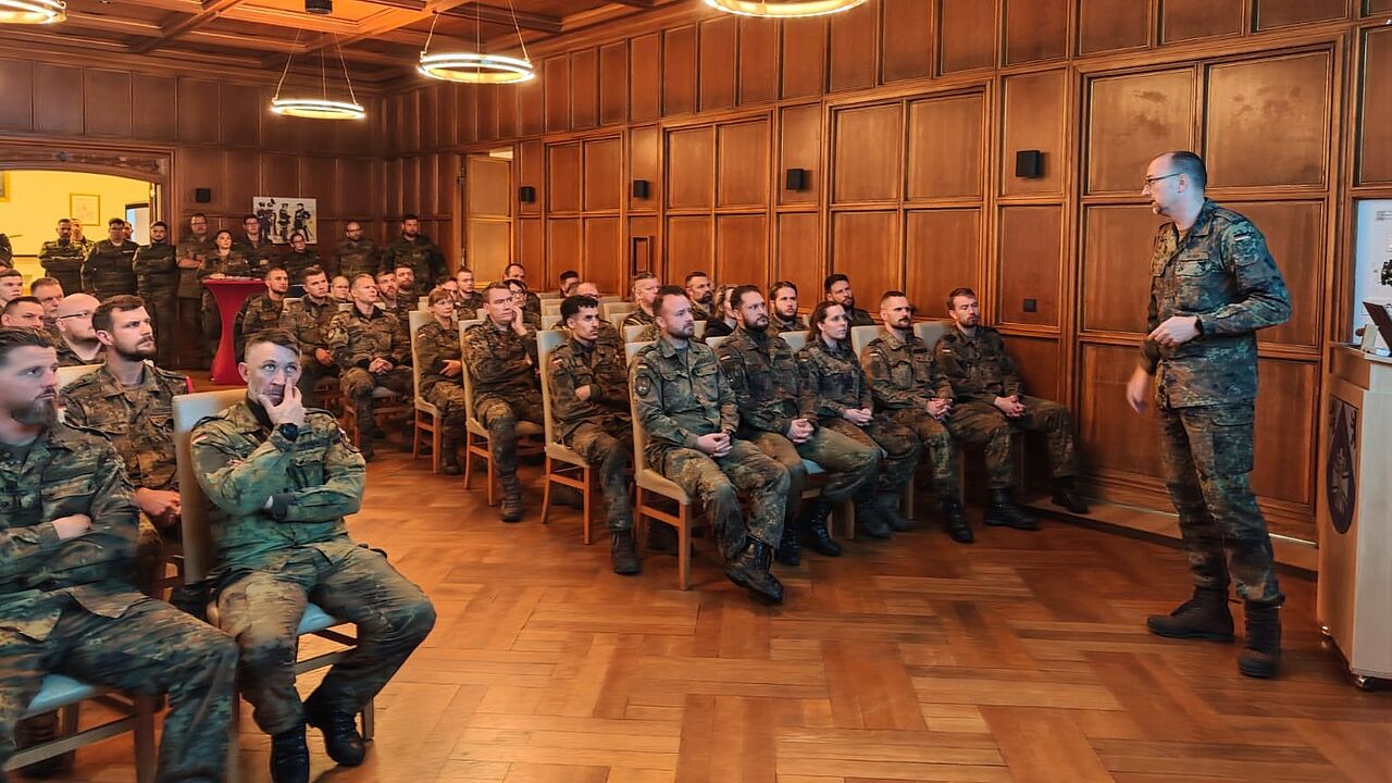 Mehr als Teilnehmer, als Stühle – mit einer solchen Resonanz hatte der Vorstand der TruKa Blücher-Kaserne beim TruKa-Frühstück nicht gerechnet. Foto: Björn Hellmund