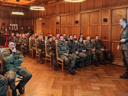 Mehr als Teilnehmer, als Stühle – mit einer solchen Resonanz hatte der Vorstand der TruKa Blücher-Kaserne beim TruKa-Frühstück nicht gerechnet. Foto: Björn Hellmund
