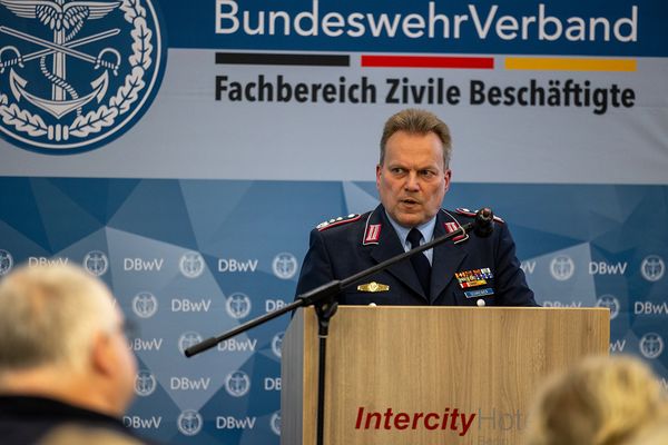 Oberst i.G. Gerald Schreiber schilderte, wie das BMVg künftig Künstliche Intelligenz in der Bundeswehrverwaltung einsetzen will. Foto: DBwV/Yann Bombeke