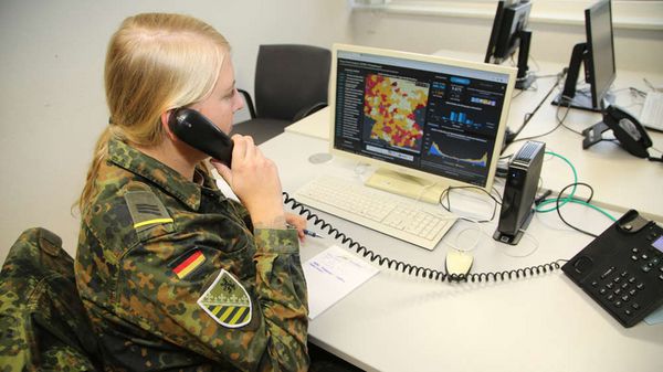 Pandemiebekämpfung per Telefon: Eine Soldatin unterstützt das Gesundheitsamt Mittweida bei der Nachverfolgung von Infektionsketten. Foto: Bundeswehr/Anne Weinrich