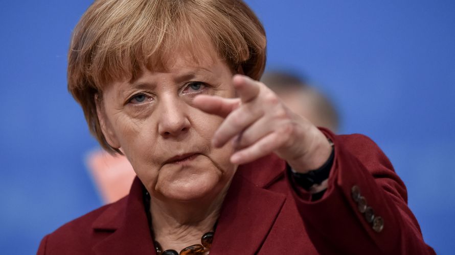 Die CDU-Vorsitzende und Bundeskanzlerin Angela Merkel deutet am 15.12.2015 beim Bundesparteitag der CDU in Karlsruhe (Baden-Württemberg) in Richtung Plenum. Die CDU diskutiert bei dem zweitägigen Parteitag unter anderem über die Flüchtlingspolitik. Foto: 