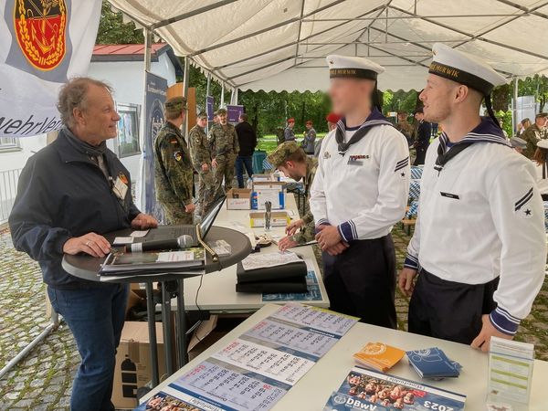 Obergefreiter Moritz Sch. (r.) und ein Kamerad informieren sich beim Standortbeauftragten Günther Schmitt zur Verbandsarbeit am Standort.  Foto: Günther Schmitt