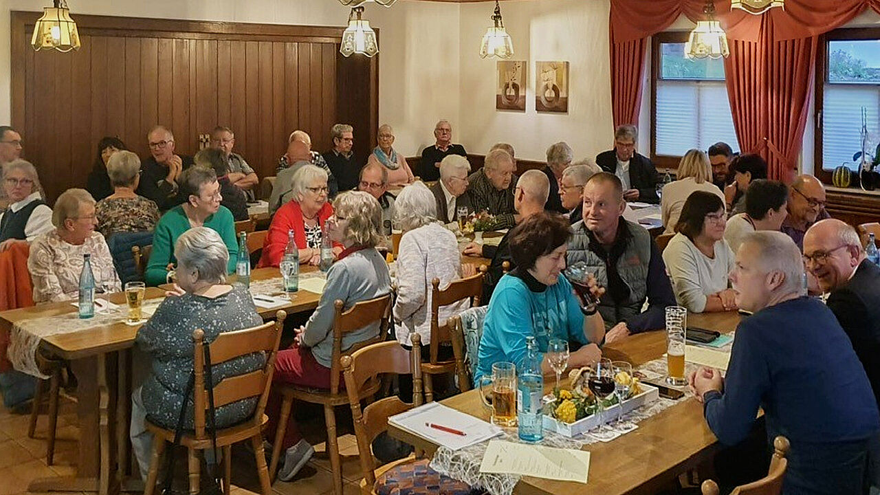 Mehr als 70 Zuhörer nahmen mit Interesse die hilfreichen Informationen von Sozialberater RA Dipl. Verwaltungswirt Jürgen Kilian zu Pflege, Beihilfe und Hinterbliebenenversorgung auf. Foto: Carina Rother