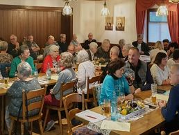 Mehr als 70 Zuhörer nahmen mit Interesse die hilfreichen Informationen von Sozialberater RA Dipl. Verwaltungswirt Jürgen Kilian zu Pflege, Beihilfe und Hinterbliebenenversorgung auf. Foto: Carina Rother