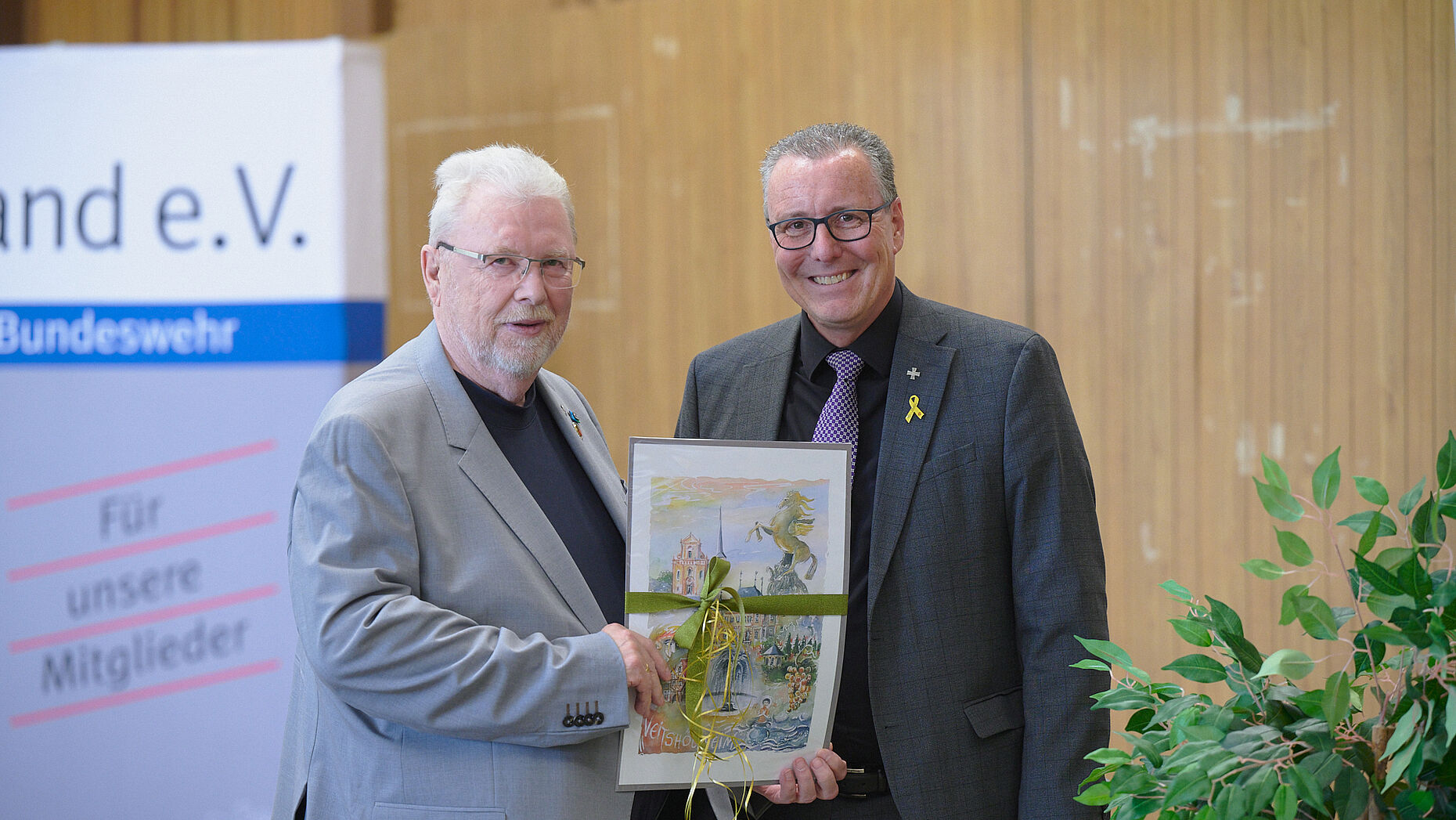 Als Zeichen der Anerkennung überreichte Götz einen kunstvollen „Druck von Veitshöchheim“ an Vorsitzenden Siegbert Schneider. Foto: DBwV/ik