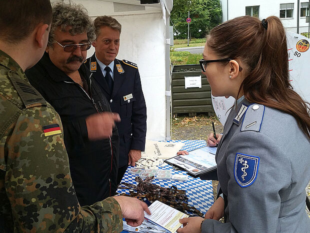 Neuzugang: Auf dem Stand im Bundeswehrkrankenhaus Berlin begrüßt der stellvertretende Bundesvorsitzende Hauptmann Andreas Steinmetz (l.) das frisch gewordene Mitglied des DBwV. Foto: Frank Eggen