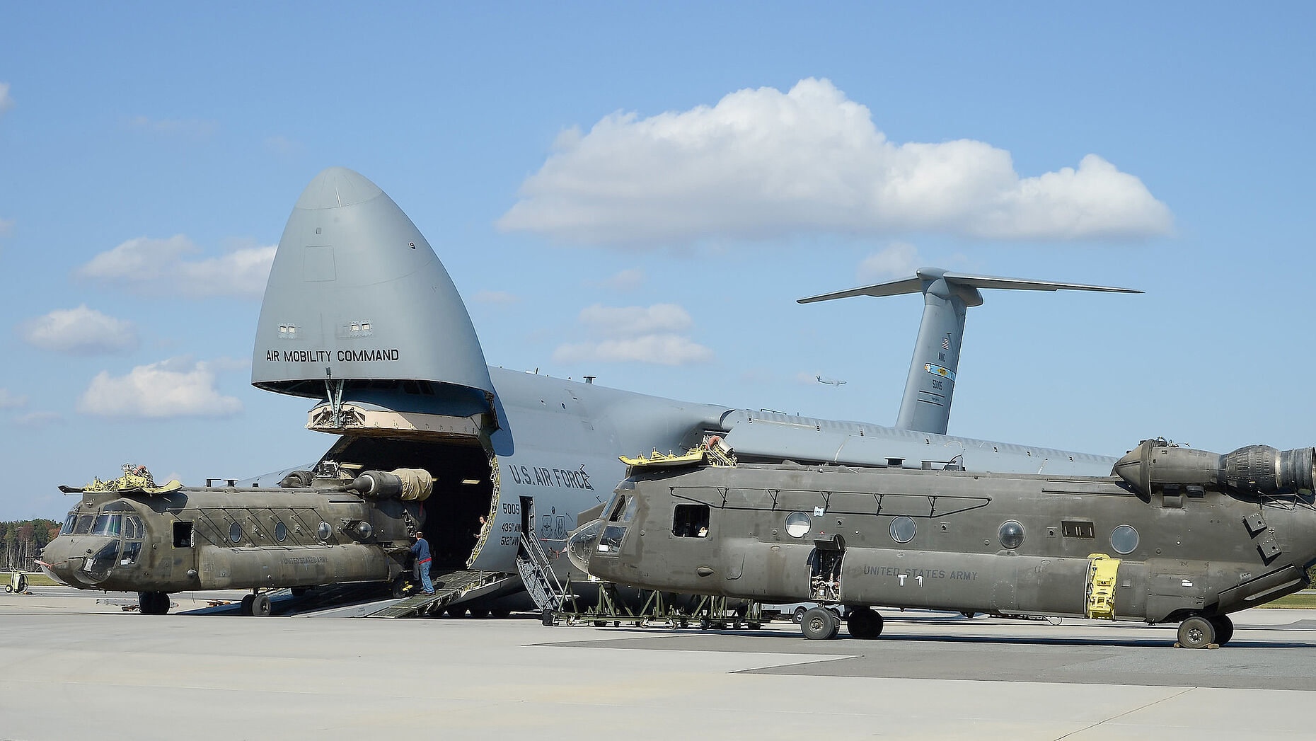 Zwei Hubschrauber des Typs CH-47D werden in eine C-5M Super Galaxy verladen. Archivfoto von 2013: U.S. Air Force photo/Greg L. Davis
