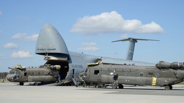 Zwei Hubschrauber des Typs CH-47D werden in eine C-5M Super Galaxy verladen. Archivfoto von 2013: U.S. Air Force photo/Greg L. Davis