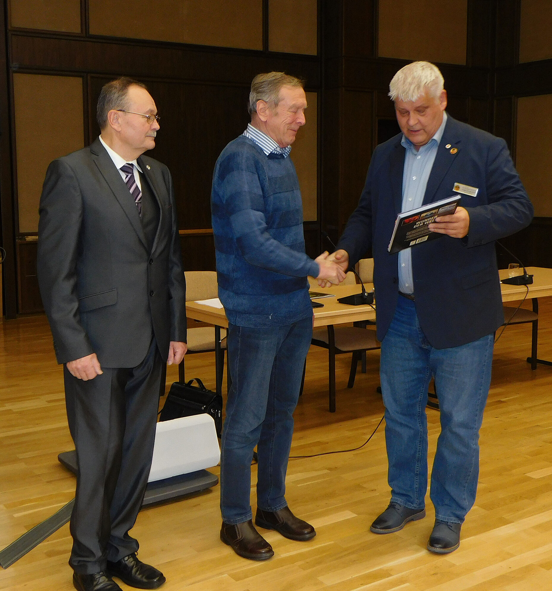 Der Vorsitzende ERH im Bundesvorstand, Hauptmann Ingo Zergiebel (r.), zeichnete den Vorsitzenden der KERH Strausberg, Horst Matschey (l.), sowie den Besitzer im Vorstand, Holger Thielemann, mit einem Buchpreis des Bundesvorsitzenden aus. Foto: Horst Matschey