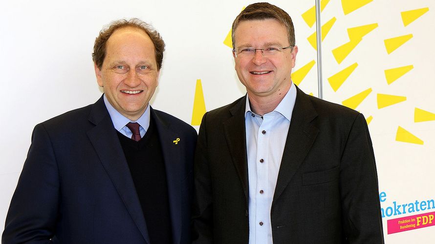 Austausch unter Experten: Der Bundesvorsitzende und Alexander Graf Lambsdorff, stellvertretender Chef der FDP-Fraktion und Leiter des Arbeitskreises „Freiheit und Menschenrechte weltweit“. „Ein ganzes Jahr lang haben die USA auf keine Provokation reagiert, weder auf den Beschuss von Öl-Tankern noch auf die Angriffe auf US-Militärbasen im Irak.“ Aber der Sturm auf die US-Botschaft in Bagdad durch vom Iran gesteuerte schiitische Milizen sei zu weit gegangen, erklärte der gelernte Diplomat kürzlich in einem Interview. Foto: DBwV/Krause